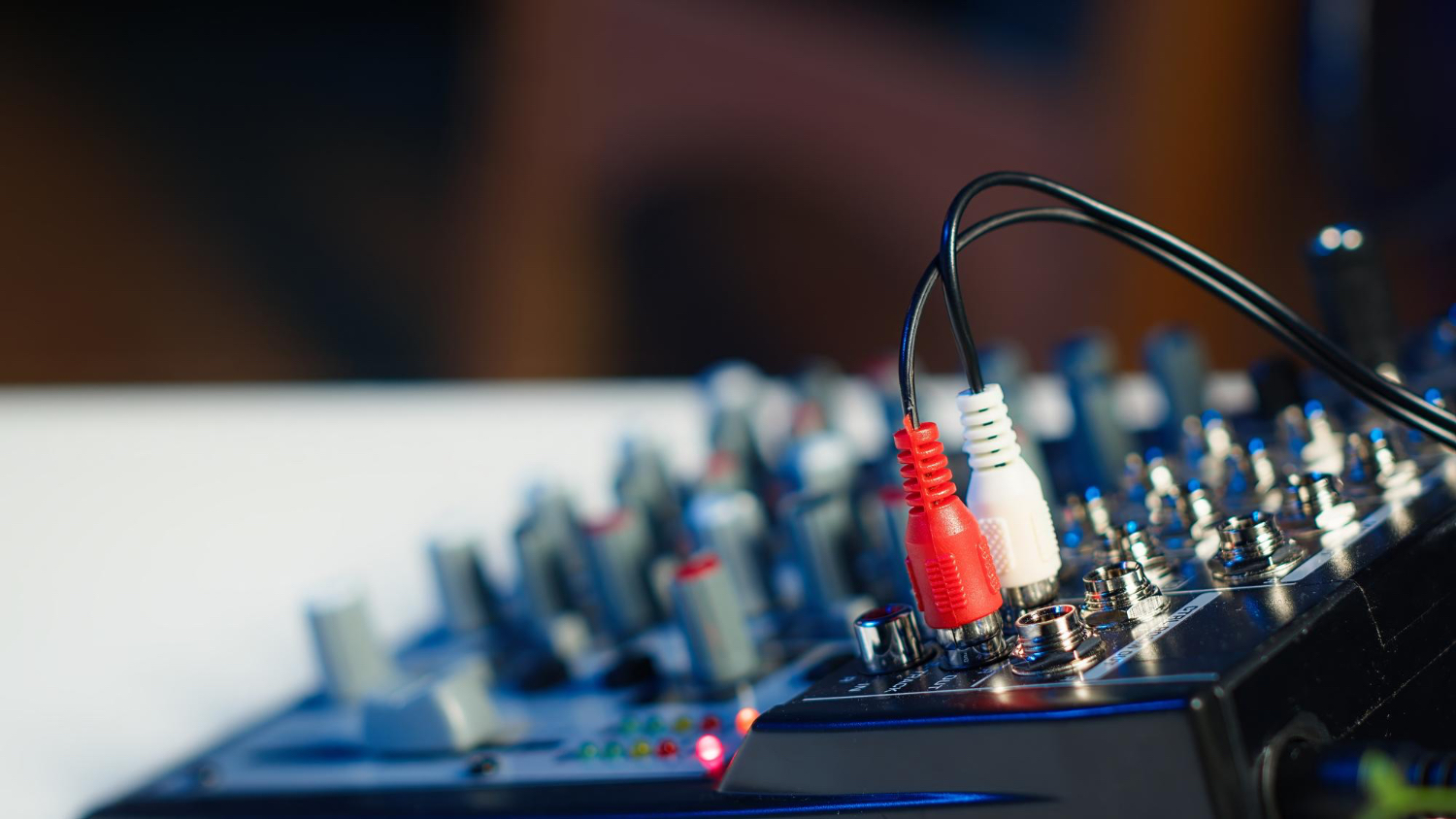 Wynajem sprzętu eventowego. Kiedy wystarczy sam sprzęt, a kiedy potrzebna jest obsługa techniczna?